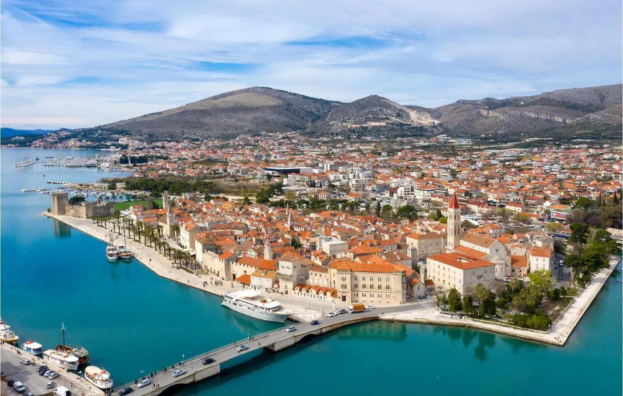 3 Bedroom Gorgeous Apartment In Trogir
