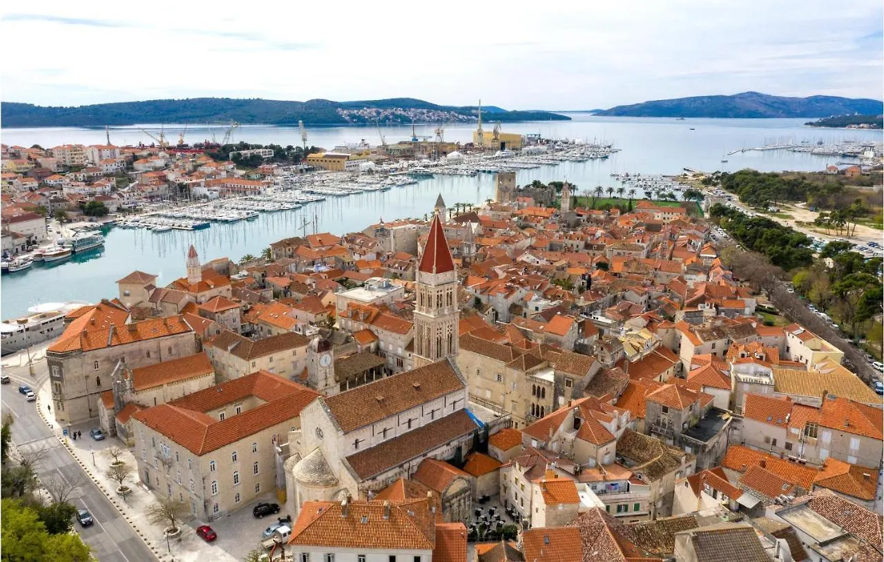 3 Bedroom Gorgeous Apartment In Trogir 0*,